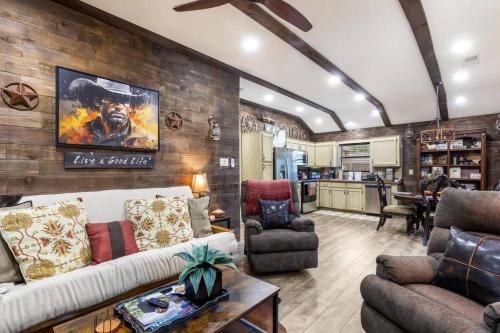 Fort Worth House | Stockyards 5 mins!-New!-Sleeps 8. Cowboy Bungalow