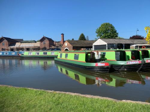 Stone House | Stone - Boat - Sleeps 2 - Pet Friiendly- 85ws