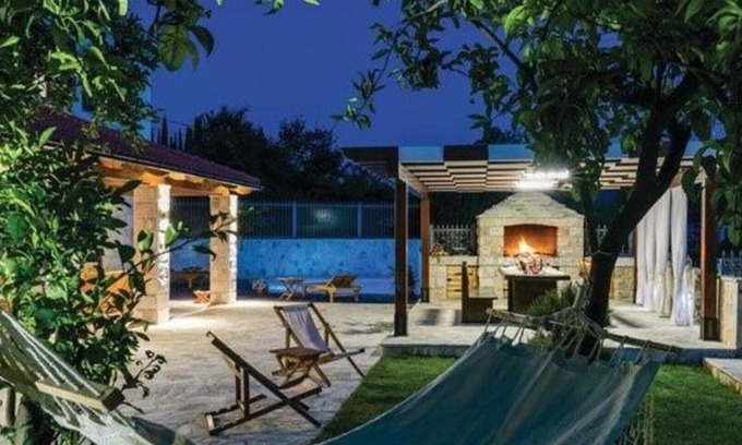 Zastolje Villa | Stone villa- pool with hydro massage ,BBQ, garden,private parking, playground area