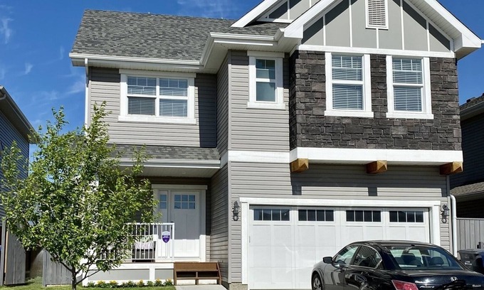 Saskatoon House | Stonebridge Peace Home - 5 mins from business area.