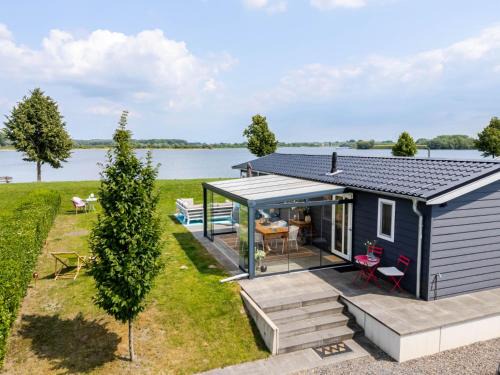 Lathum House | Strandperle Lathum Ferienhaus in Premium Lage am See für Urlaub und Workation mit Hundestrand