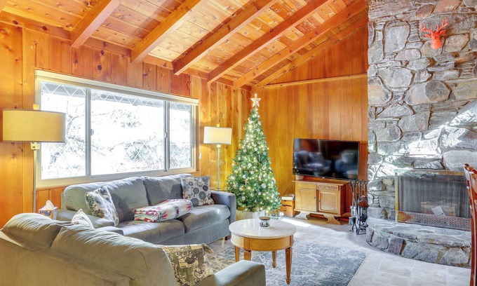 Idyllwild Cabin | Strawberry Creek Gem w/Deck, Walk to Town!