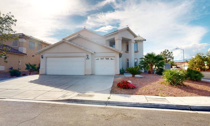Spring Valley House | Strip view is master back yard hottub,BBQ 8 minutes to strip