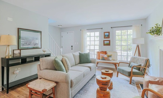Staunton House | Stuart Cottage: Walk to downtown + Sleeps 8