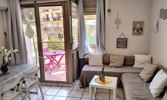 Juan-les-Pins Apartment | Studio 207 Bord de mer Résidence Graziella