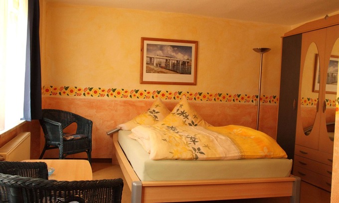 Old Town Apartment | Studio '3' with Shared Terrace