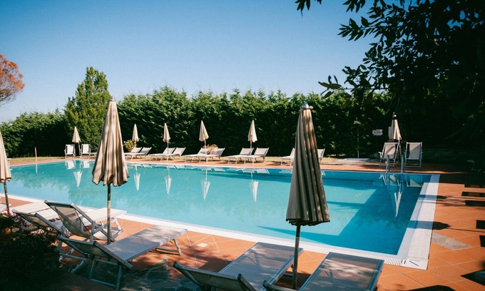 San Donato in Fronzano Apartment | Studio '78 M Fattoria Degli Usignoli' with Shared Pool, Wi-Fi and Air Conditioning