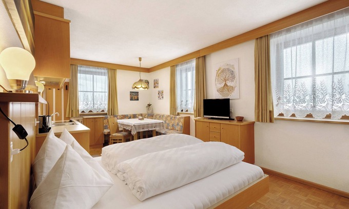 Valle San Silvestro Apartment | Studio Apartment 'Untersinnerhof Apt Herbst' with Mountain View, Shared Garden and Wi-Fi