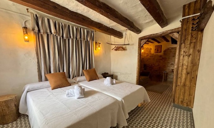 Iznatoraf Apartment | Studio Apartment 'Alojamiento Alberquina' with Shared Garden, Wi-Fi and Air Conditioning