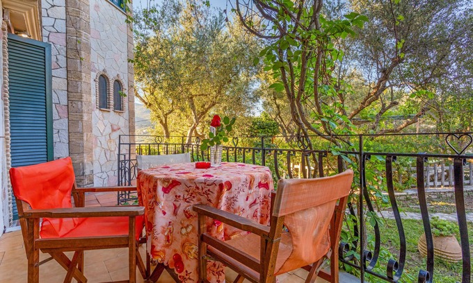 Limni Keri Apartment | Studio Apartment 'Castellos Bellos 5' with Shared Garden, Wi-Fi and Air Conditioning