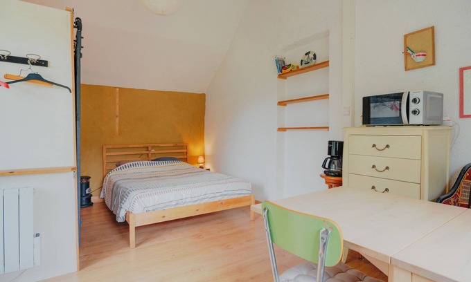 Broons Apartment | Studio Apartment 'Gite 2 Personnes Sauna Et Étang' with Shared Garden and Wi-Fi