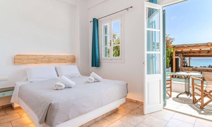 Platis Gialos Apartment | Studio Apartment 'Suite 3' with Sea View, Wi-Fi and Air Conditioning