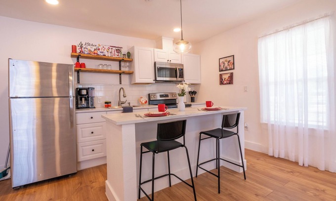 West San Antonio Apartment | Studio Apt w/Free Parking + Pet-FREE , Clean