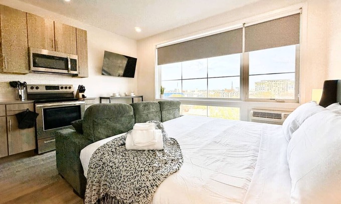 Poplar Apartment | Studio Apt with City View, Rooftop and Gym