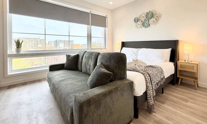 Poplar Apartment | Studio Apt with Skyline Views, King Bed, and Gym