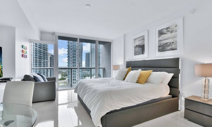 Downtown Miami Condo | Studio at Icon Brickell Luxury Waterfront Building