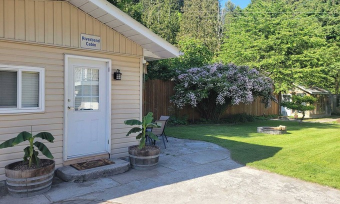 Sardis Cabin | Studio cabin for 1-4 by Chilliwack River