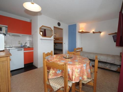Les Bruyeres Apartment | Studio cabine 4 pers Les Menuires - Balcon sud, ski aux pieds, proche commerces et ESF - FR-1-178-41