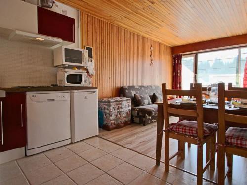 Chamrousse Apartment | Studio Cabine Chaleureux 4 Pers. 3* - Animaux Admit, WiFi, Parking, Cuissine Equipée - FR-1-549-42