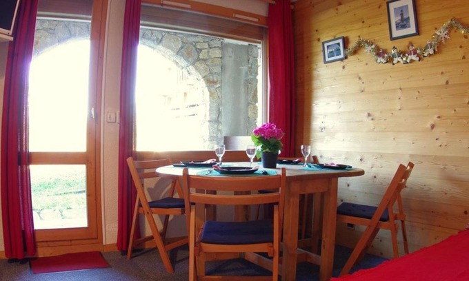Les Avanchers-Valmorel Apartment | Studio cabine chaleureux avec terrasse, proche pistes - 4 pers, animaux OK, parking en option - FR-1-291-772