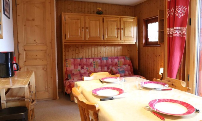 Aussois Apartment | Studio cabine rénové 4 pers avec balcon, proche des pistes, à Aussois. - FR-1-508-270