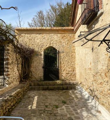 Bonnelles House | Studio duplex avec spa et cour privée