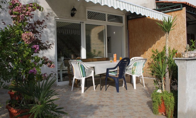 Municipality of Kali Apartment | Studio flat near beach Cove Mala Lamjana, Ugljan (AS-8461-a)