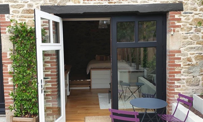 Landerneau Cabin | STUDIO Hortensia with patio and garden