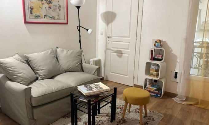 Quartier de Rochechouart Apartment | Studio in heart of Montmartre