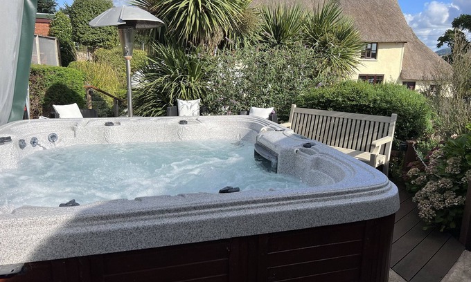 East Budleigh Apartment | Studio in the idyllic countryside 2 miles from the beach in Devon with Hot Tub