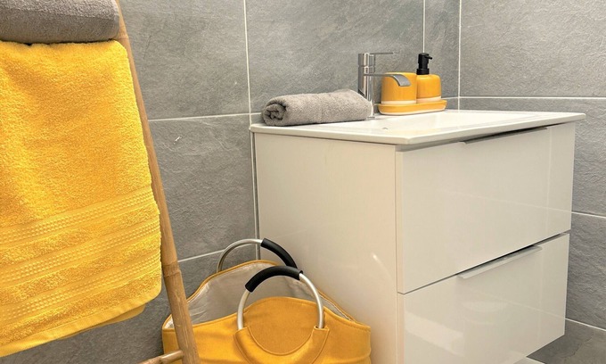 Sainte-Clotilde Centre Apartment | Studio le P'tit Baldaquin