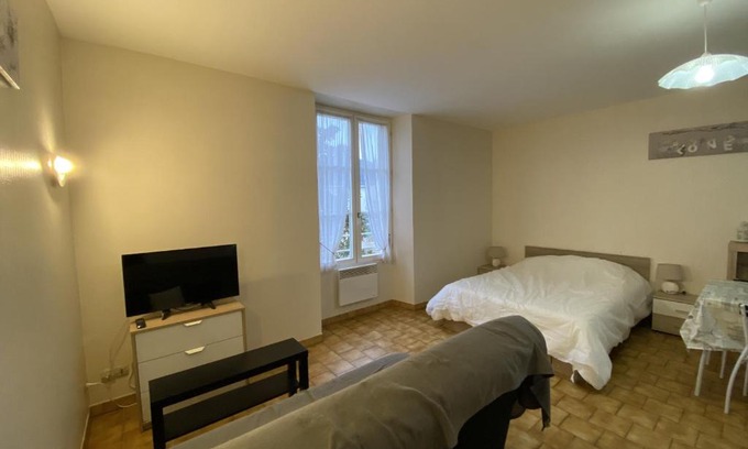 La Roche-Posay Apartment | Studio lumineux au centre de La Roche-Posay avec Wi-Fi, proche des Thermes - FR-1-541-59