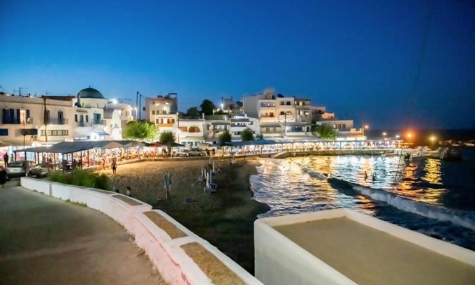 Apollonas House | STUDIO MAIRA seafront in to the blue