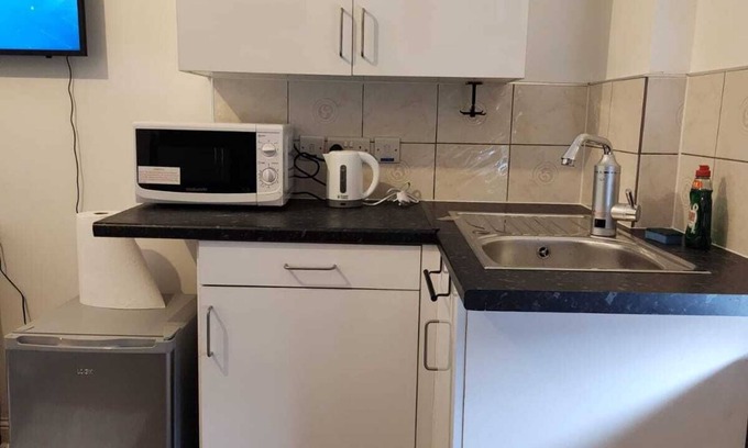 Stone Apartment | Studio - Sleeps 2 - Parking - Wifi