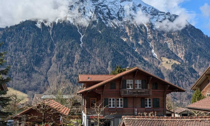 Aeschi bei Spiez Apartment | Studio with balcony, Niesen view & parking near Interlaken, Thunersee & Blausee