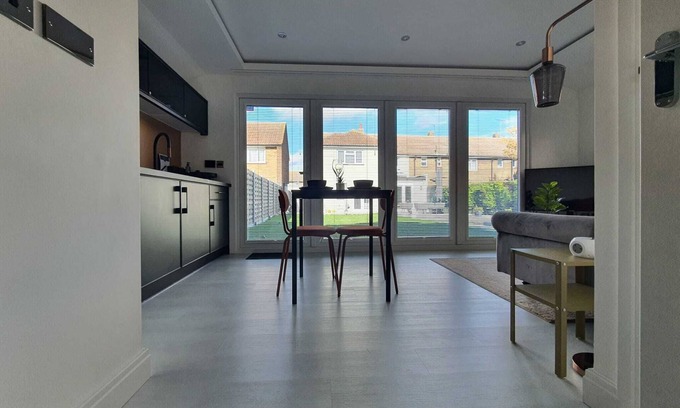 Grays Cabin | Stunning 1 King bed Cabin in Grays