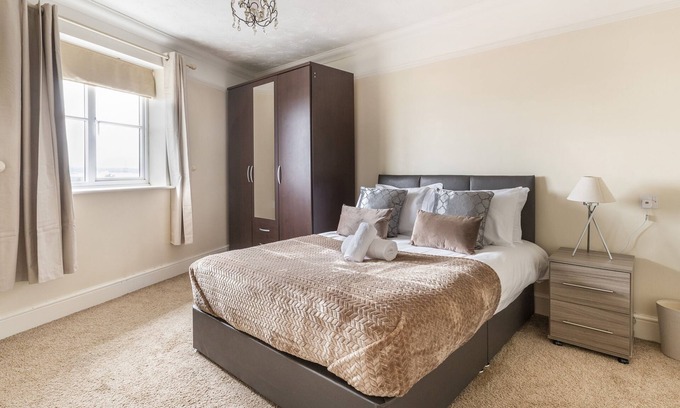 West Thurrock Apartment | Stunning 2-Bed Apartment in Grays