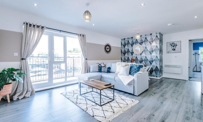 Formby Apartment | Stunning 2 Bed Apt By Greenstay Serviced Accommodation - Perfect For SHORT & LONG STAYS - Couples, Families, Business Travellers & Contractors All Welcome - 7