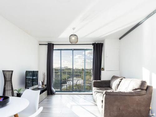 Gascoigne Apartment | Stunning 2 Bed Flat With City Views