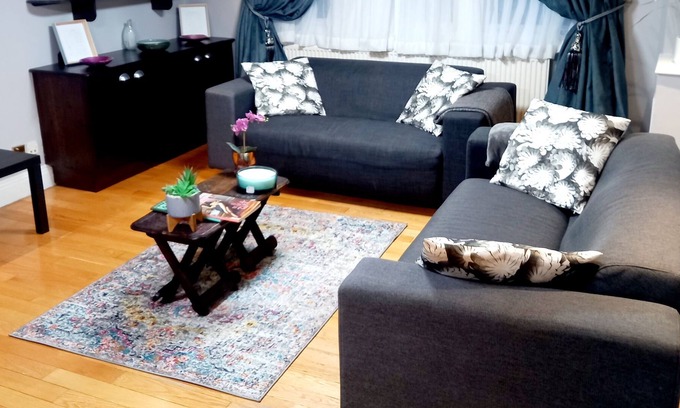 Brondesbury Apartment | Stunning 2 Bedroom Apartment/ 2 Bathroom with Swimming Pool and Gym