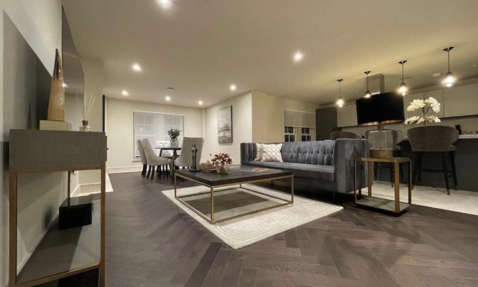 Chigwell Apartment | Stunning 2BA, 2BR Apt, Desirable Chigwell CHCL F6