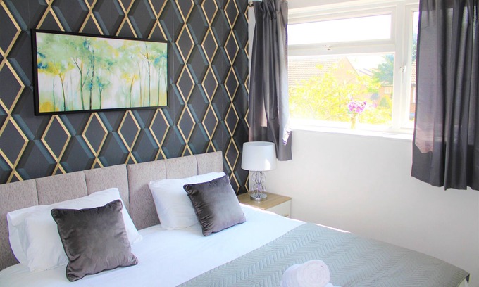 Milton Keynes House | STUNNING 3 bed semi, walking distance to the city centre!