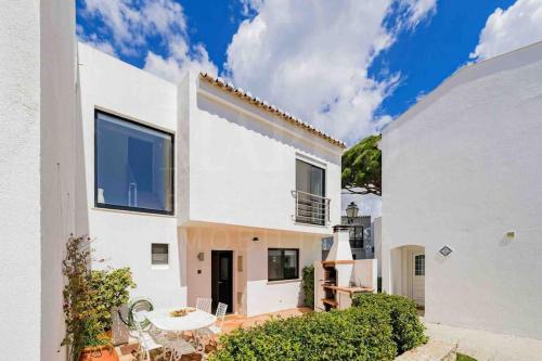Vale do Lobo Apartment | Stunning 3 bed Villa in Vale do Lobo with Resort Membership 3 mins From Beach and Golf