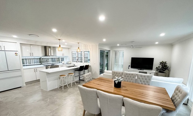 Southport House | Stunning 4 bdrm *Brand New* Private Peaceful