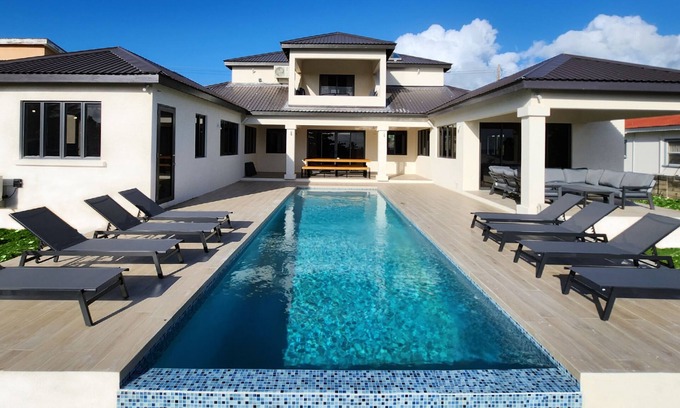 Mullins Villa | Stunning 4 Bed Villa - Sea View, Infinity Pool, Short Walk to Mullins Beach
