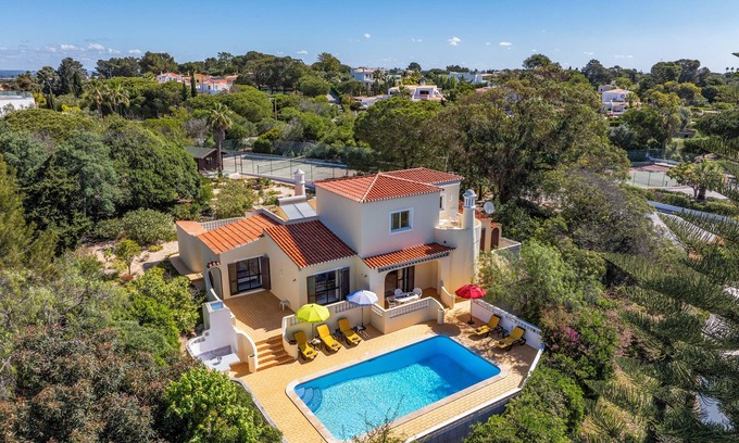 Carvoeiro House | Stunning 4 bedroom villa with heated pool and sea views in exclusive area