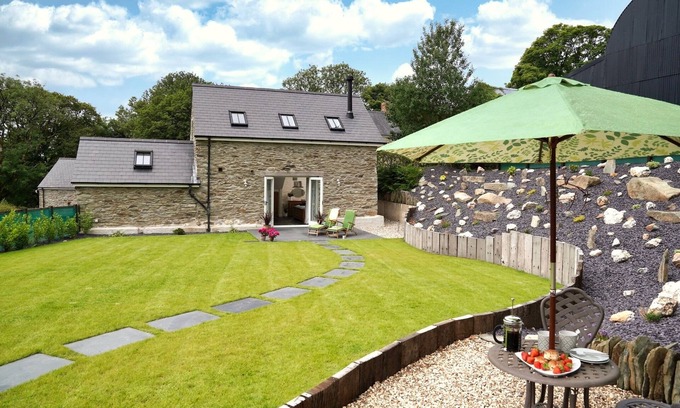 Eglwyswrw House | Stunning Barn Overlooking Mountains & Meadow