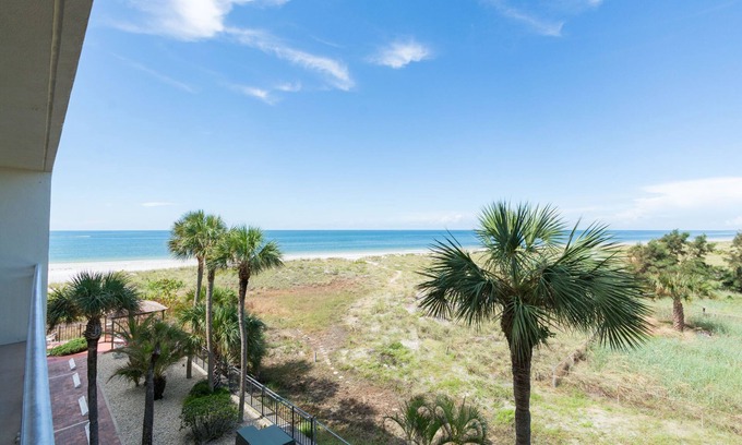 Madeira Beach Condo | Stunning Beach & Gulf Views - Madeira Norte #214