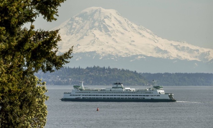 Bainbridge Island House | Stunning Beach Suite, great mountain & water views, near downtown Winslow, Cozy.