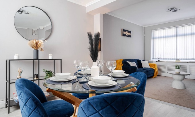 Failsworth House | Stunning & Cozy Abode | Sleeps 5 | Free Parking